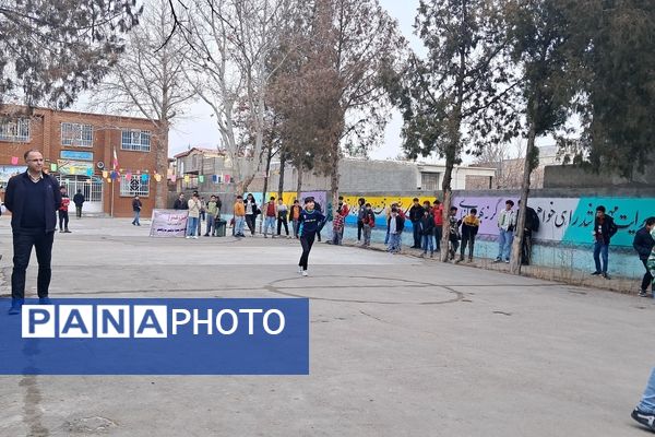 برگزاری مسابقه فوتبال گل کوچک درون مدرسه‌ای به‌مناسبت دهه فجر دبیرستان  پژوهش آشخانه 