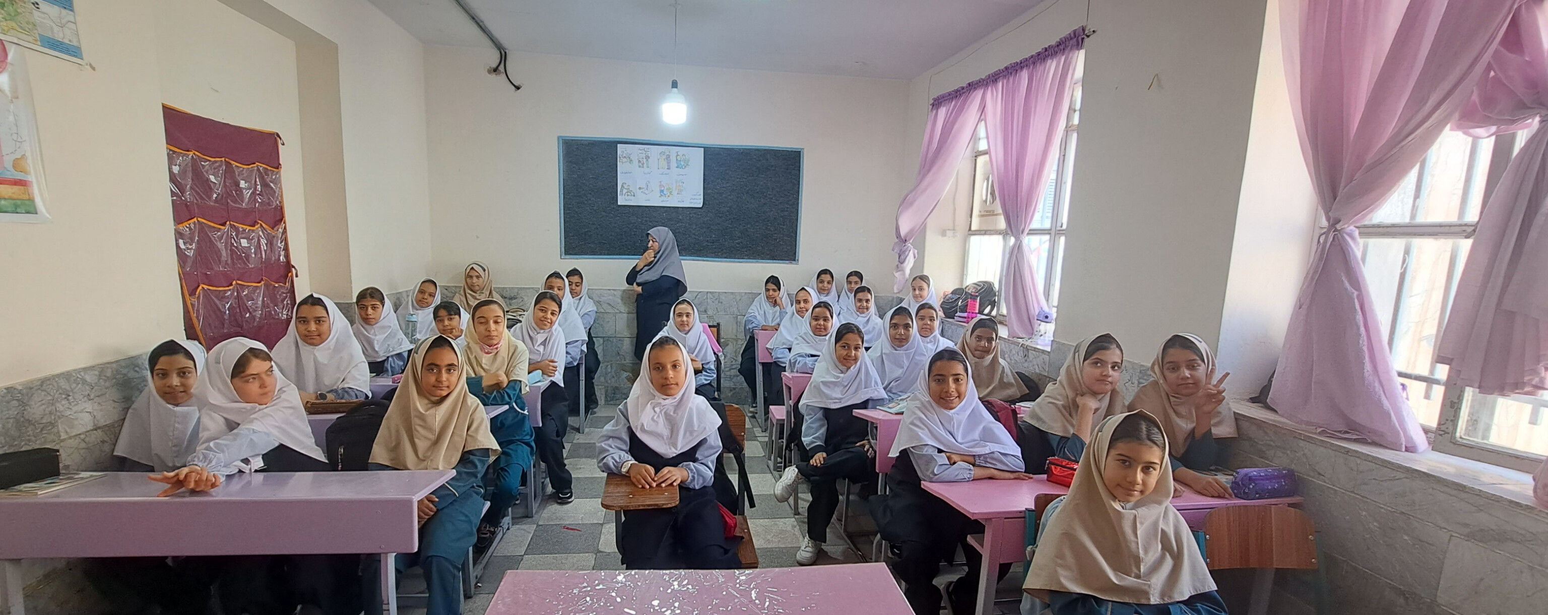 دانش‌آموزان  دبستان سمیه کلاس سوم با هم عکس یادگاری گرفتند