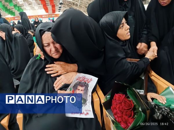 مراسم بزرگداشت شهدای حملات تروریستی رژیم صهیونسیتی در گلستان شهدای اصفهان 
