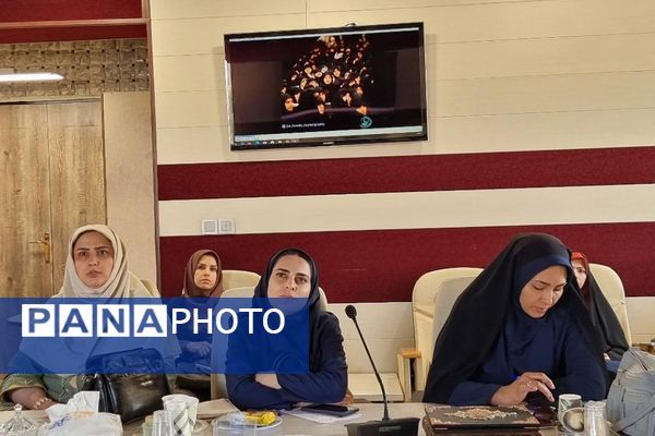 برگزار کارگاه‌های آموزشی ویژه رابطین امور بانوان مدارس منطقه کهریزک 