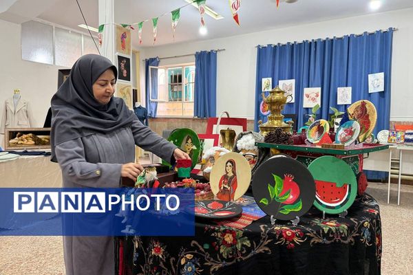 آیین افتتاحیه نمایشگاه هنری «ماها» در هنرستان شهید تاجیک بهارستان‌دو