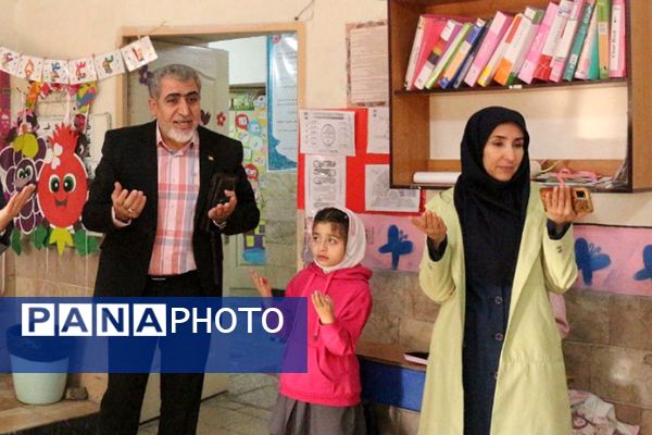 هم‌اندیشی مدیر و معلمان"دبستان گل‌های بهشت" فیروزکوه