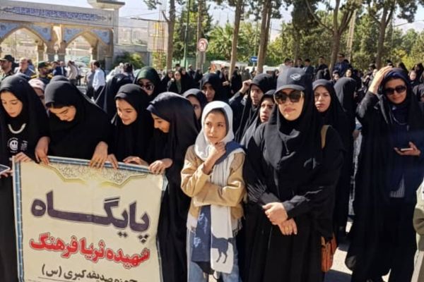 حضور پرشور دانش‌آموزان و معلمان خرم‌آبادی در مراسم تجدید میثاق با شهدا