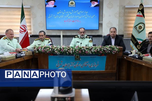 گل‌های قدردانی دانش‌آموزان پیشتاز برای حافظان امنیت
