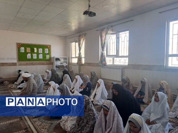 نماز جماعت در نمازخانه آموزشگاه زهرا عبداللهیان ارغا 