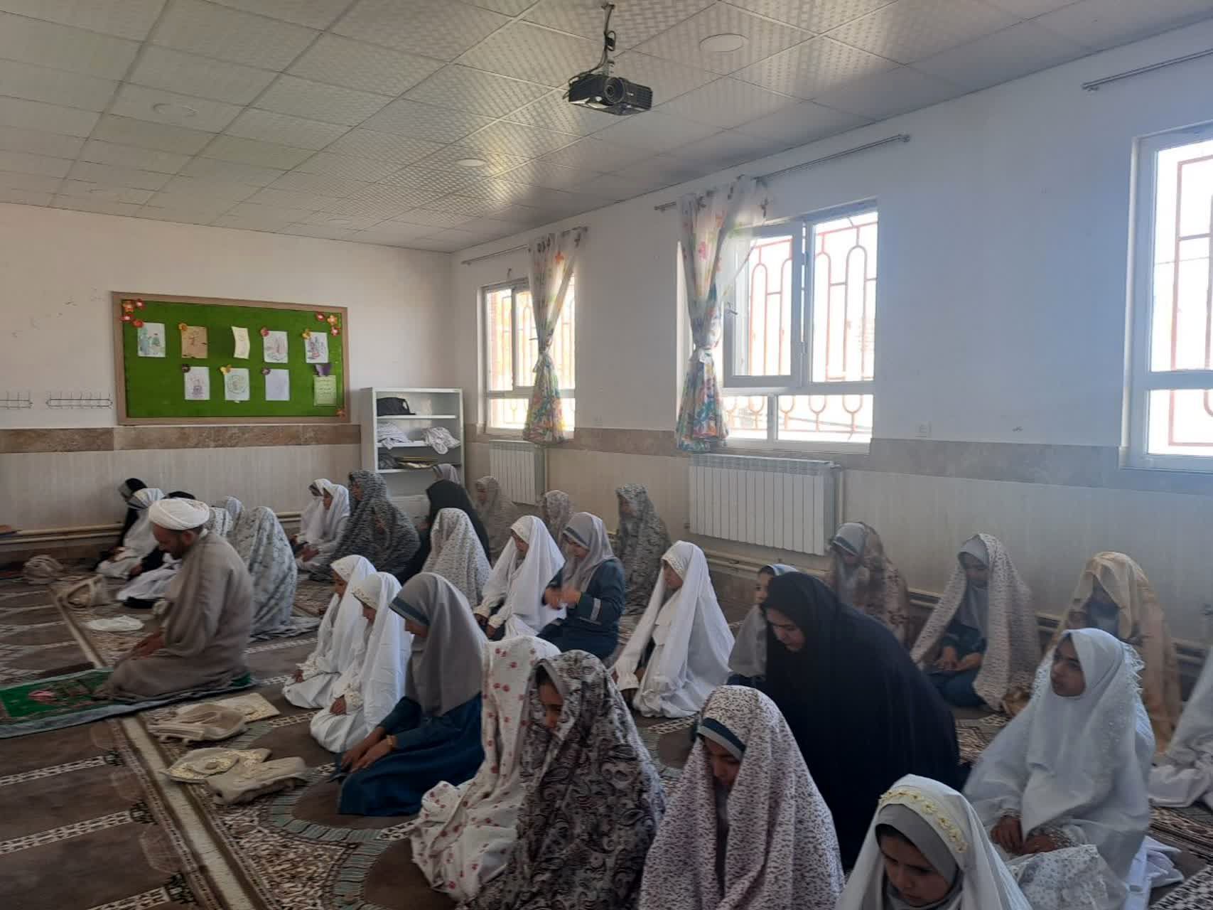 نماز جماعت در نمازخانه آموزشگاه زهرا عبداللهیان ارغا 