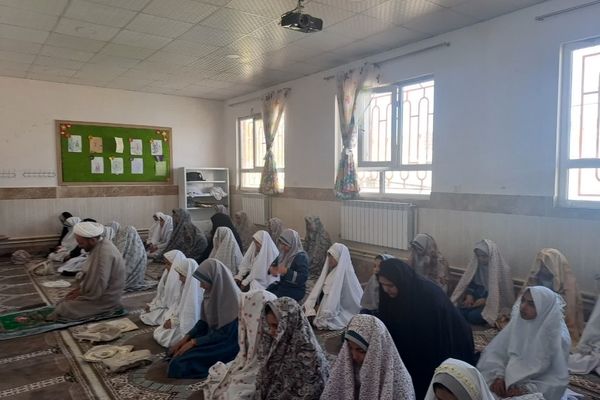نماز جماعت در نمازخانه آموزشگاه زهرا عبداللهیان ارغا 