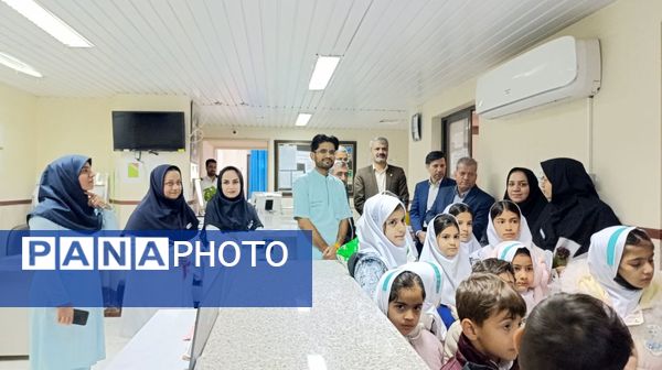 اهدای گل توسط دانش‌آموزان به پرستاران به مناسبت روز پرستار 