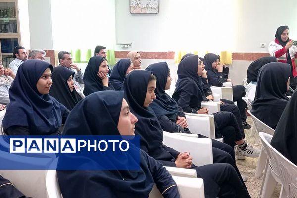 تجلیل از دانش‌آموزان برگزیده استانی طرح دادرس دبیرستان فرزانگان یک اسلامشهر