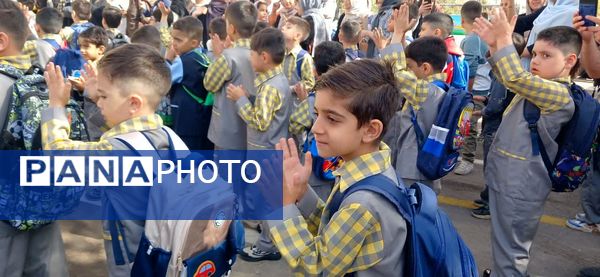 جشن‌شکوفه‌ها در‌ دبستان شهدای گمنام