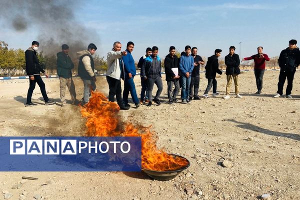  آماده‌سازی مانور زلزله با آموزش آتش‌نشان‌ها در مدرسه نمونه‌دولتی شهید مطهری رباط‌کریم
