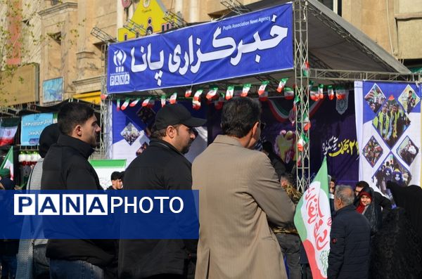 حال و هوای غرفه‌های سازمان دانش‌آموزی و خبرگزاری پانا در راهپیمایی ۲۲ بهمن