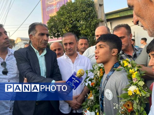استقبال محمودآبادی‌ها از نایب قهرمان رقابت‌های کشتی نوجوانان جهان