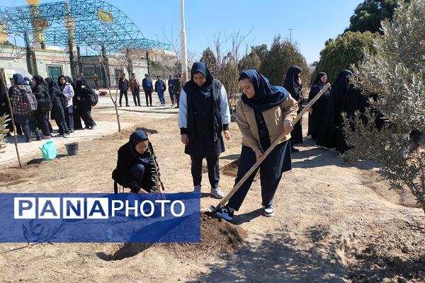 کاشت نهال توسط دانش‌آموزان دبیرستان سعادت کهریزک در محوطه حرم امام خمینی (ره)