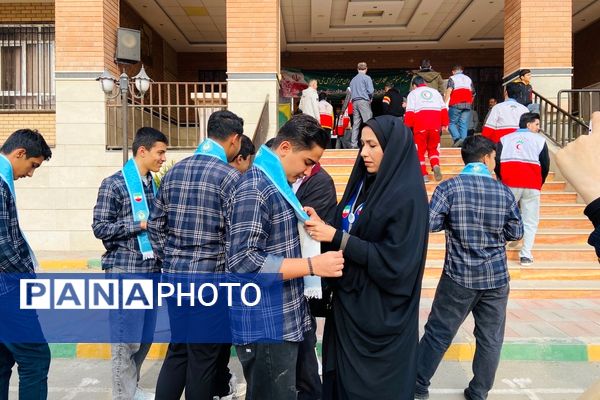 پشت‌صحنه آماده‌سازی مانور زلزله در مدرسه استاد مطهری رباط‌کریم