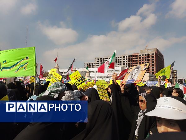 حضور پر شور دانش آموزان  در راهپیمایی ۱۳ آبان 