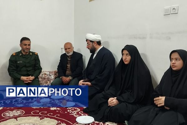 دیدار دانش‌آموزان مدرسه نمونه دولتی شهیدی با مادر شهید مجید زارعی به مناسبت روز مادر