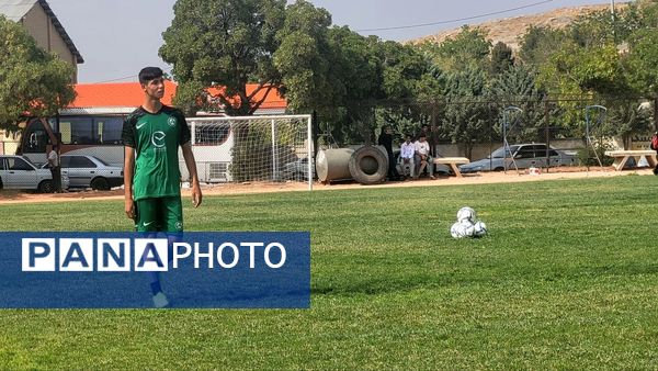 برگزاری مسابقه فوتبال بین تیم‌های  ذوب آهن اصفهان و ذوب آهن شهرکرد در زمین چمن شهر سامان 