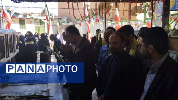 مراسم غبارروبی و عطرافشانی مزار شهدای 400 دستگاه ناحیه 3 کرج در هفته دفاع مقدس