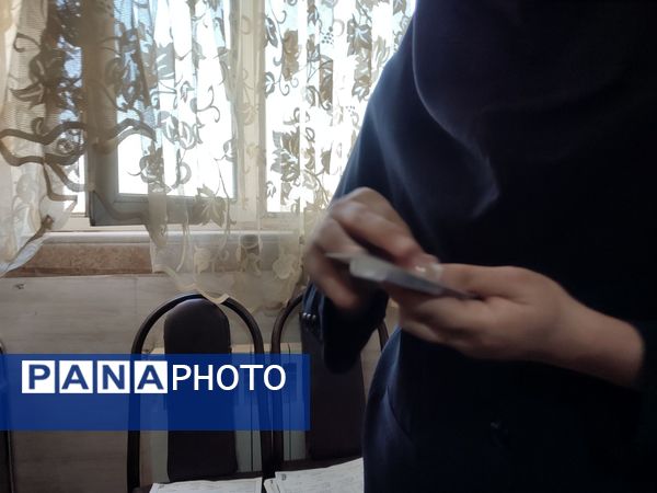 اجرای طرح سلامت دهان و دندان و فلوراید تراپی در مدرسه مریم بهارستان دو 