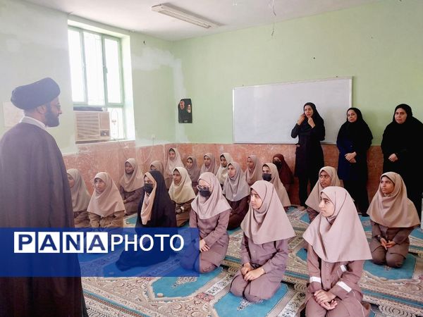 نماز جماعت در آموزشگاه شکوه زاویه فین