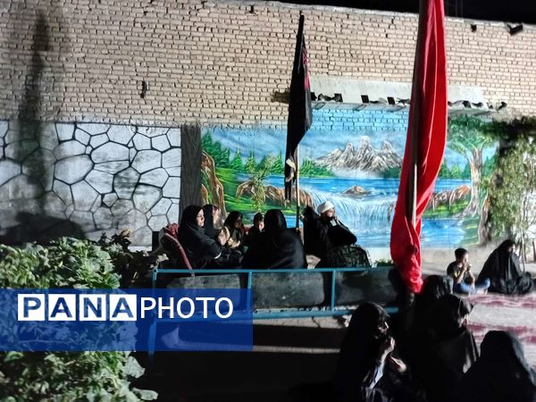 مراسم عزاداری ماه صفر در روستای نقاب در هنگام قطع برق