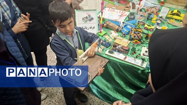 آیین نواختن زنگ پژوهش در دبستان پسرانه صدف ناحیه ۶