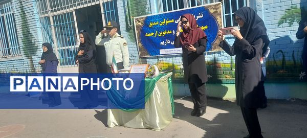بازدید سبزپوشان نیروی انتظامی با دانش‌آموزان مدرسه ربابه هاشمیان یزدی