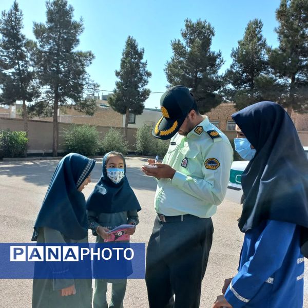 حضور ماموران نیروی انتظامی در دبستان حاج فرج عبداللهی اردکان