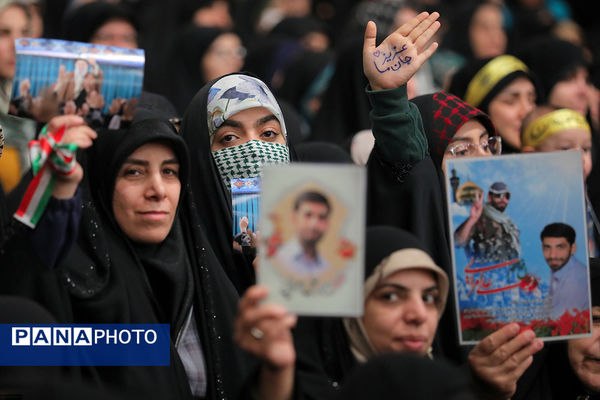 دیدار هزاران نفر از زنان و دختران با رهبر انقلاب