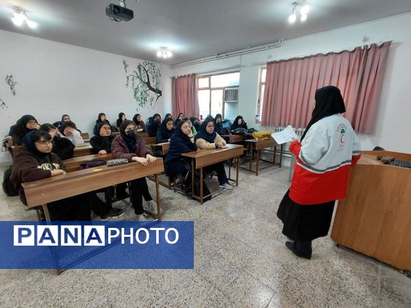 دوره‌های آموزشی مقابله با زلزله در دبیرستان علی افشارنژاد