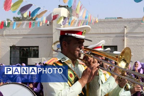 حضور پلیس در دبستان فاطمهالزهرا برای آموزش پیشگیری از آسیبهای اجتماعی