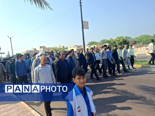 راهپیمایی بزرگ ۱۳ آبان در بوموسی با حضور پرشور دانش‌آموزان