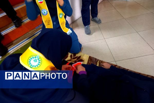 مانور زلزله در دبیرستانه دخترانه شاهد فیض ناحیه 3 شیراز