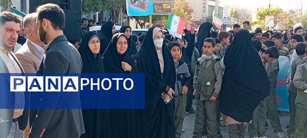 برگزاری راهپیمایی ۱۳ آبان روز دانش‌آموز در شهرستان فیروزکوه 