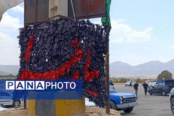 بدرقه پرشور زائران کربلا با نوای گروه سرود نسیم صبا در موکب ابوالفضل (ع)