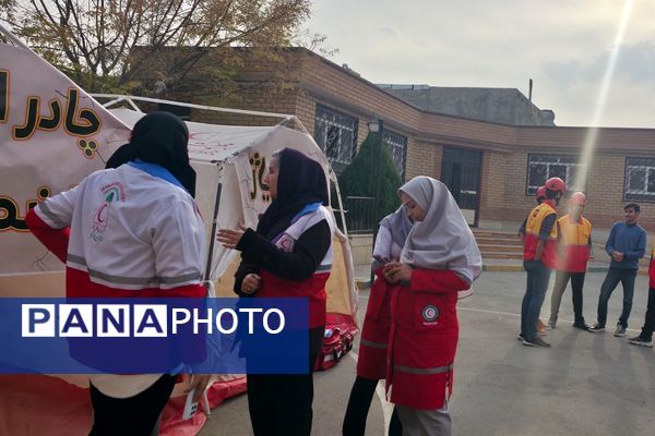 اجرای مانور زلزله با حضور مسئولان در مدرسه استاد مطهری رباط‌کریم