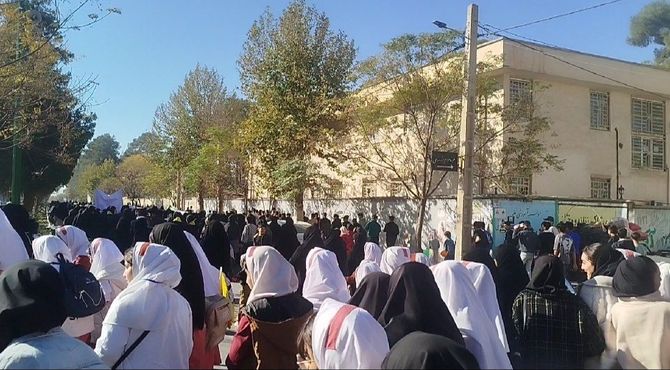 حضور پرشور دانش‌آموزان کوهدشت در راهپیمایی یوم‌الله ۱۳ آبان