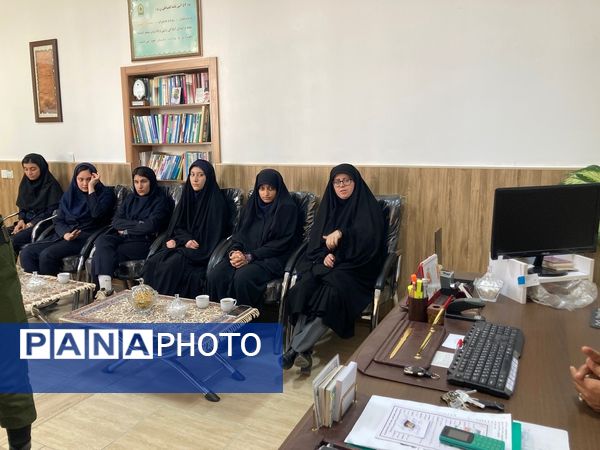 بازدید دانش‌آموزان دبیرستان سمیه از کلانتری ۱۱ بجنورد به مناسبت هفته نیروی انتظامی 