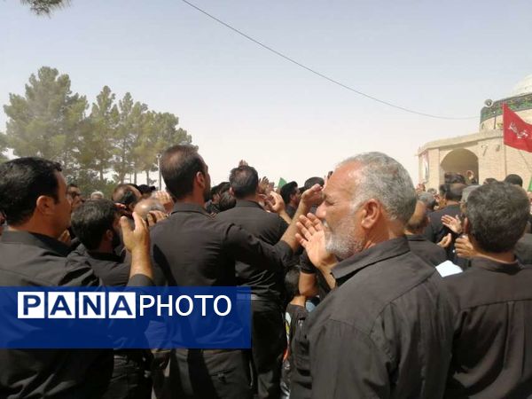 مراسم سنتی سینه زنی در روز عاشورای حسینی در روستای نقاب