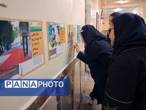 نمایشگاه سیار مدرسه‌ای با عنوان پیشگیری از اعتیاد 