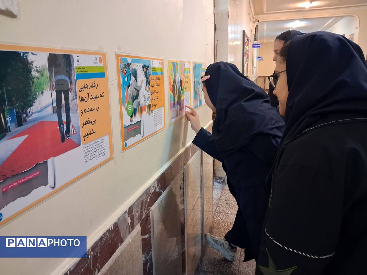 نمایشگاه سیار مدرسه‌ای با عنوان پیشگیری از اعتیاد 