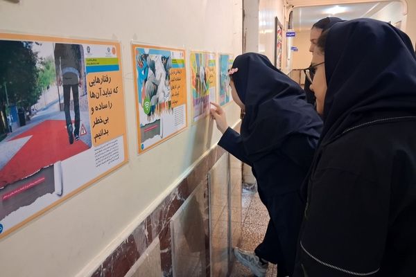 نمایشگاه سیار مدرسه‌ای با عنوان پیشگیری از اعتیاد 