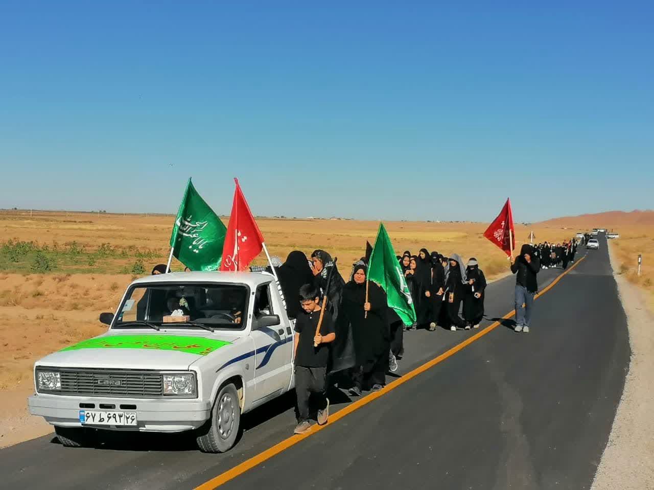 پیاده‌روی زائران جامانده ازحرم رضوی در شهرستان بام و صفی آباد
