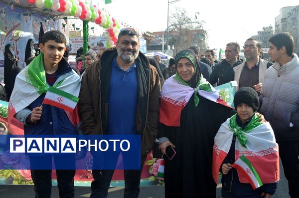 حال و هوای غرفه‌های سازمان دانش‌آموزی و خبرگزاری پانا در راهپیمایی ۲۲ بهمن