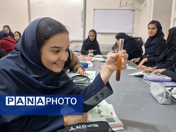 اجرای آزمایش‌های جذاب توسط دانش‌آموزان پایه های هفتم مدرسه انیس خوش قدم 