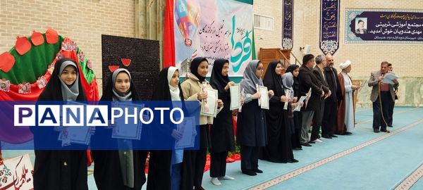 تقدیر از دانش‌آموزان برگزیده ناحیه چهار قم در جشنواره «فردا»