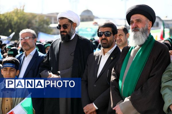 دانش آموزان و مسئولین در کنار یکدیگر، روز دانش‌آموز را رقم زدند