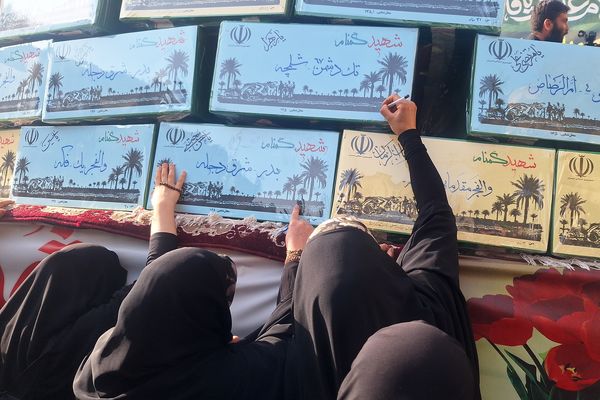 وداع مردم شیراز با شهدای گمنام دفاع مقدس