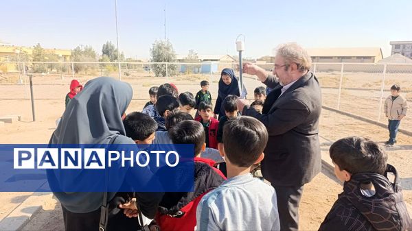 بازدید دانش‌آموزان پایه دوم دبستان حضرت جوادالائمه(ع) از مرکز هواشناسی یزد
